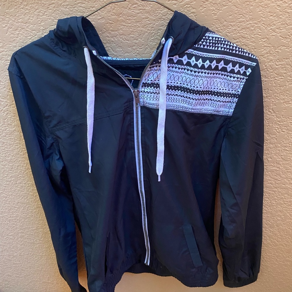light wind breaker with design on shoulder and hood